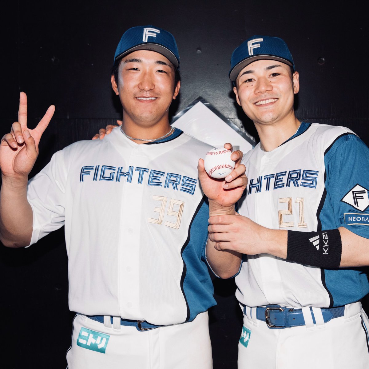 FightersPR's tweet photo. 本日のヒーロー👑

プロ初アーチを架けた有薗直輝選手！

2点適時二塁打を放った清宮幸太郎選手！

#ドミ男 
#ドミれ 
#lovefighters https://t.co/ppcUyf7aiQ