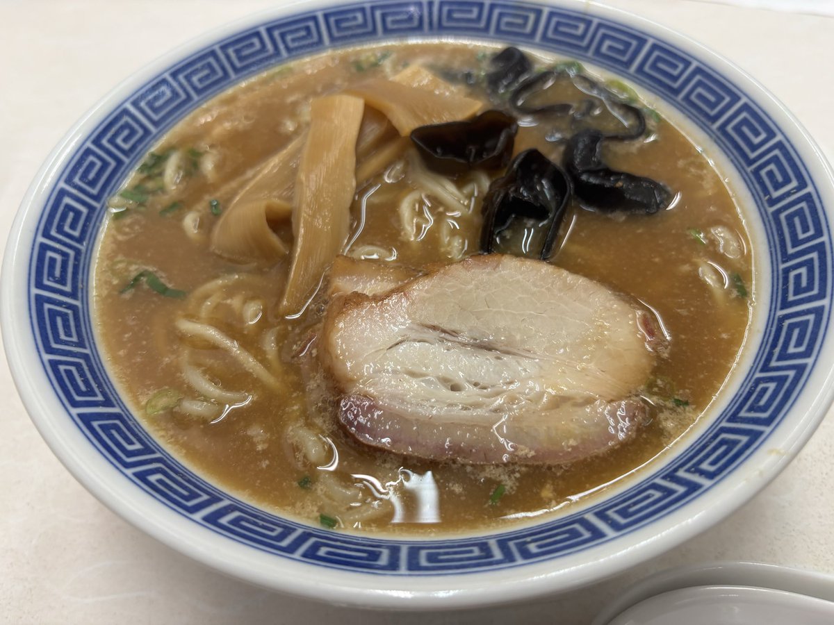 locuststar_13's tweet photo. 大貫本店　創業大正元年
中華そば
滋味深い汁とパツパツの卵麺、豚、木耳、メンマ全て非の打ち所ナシ。
食べ納めなので頑張ってKK
今日日チェーン店のラーメンが1000円越え当たり前でこの立地で980円で提供出来るのは信用の証しやないかな。 https://t.co/21Sn8ODLPf