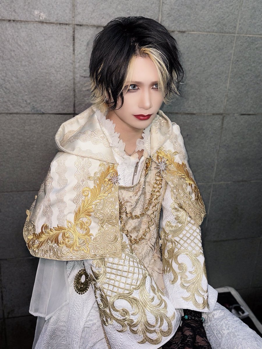 Motoki_vo's tweet photo. 見た目なんてもんは正直歌を聴いてもらうためまでのツールでしかない。
俺はルッキズムでもない。
でもかっこよくならないと俺が欲してる結果まで辿りつかない。
だからかっこよくなるしかない。

好きでいてくれる君にもっと好かれるためにもかっこよくなるしかない。
欲しい結果を得るために時間も努力も惜しまないの。