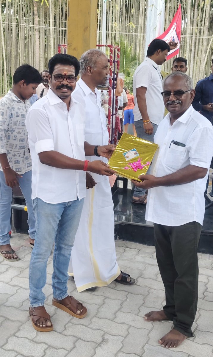 itsmemanavalan's tweet photo. குடும்ப நண்பர் அன்பிற்குரிய திரு. பாஸ்கர்-கீதா அவர்களின் "ஸ்ரீ ஜெயம்-ரங்கா" HP பெட்ரோல் பங்க் திறப்பு விழாவில் கலந்து கொண்டு வாழ்த்தி மகிழ்ந்த இனிமையான தருணம். 🙏💐🙏 https://t.co/w9Q8eovm1x