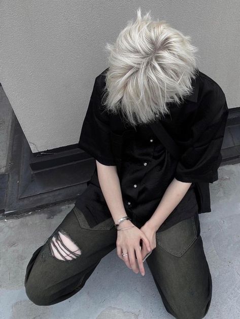 almashragi's tweet photo. Edge in the making messy platinum hair, black tee, and ripped olive jeans
WLxP https://t.co/GcVn44TEMt