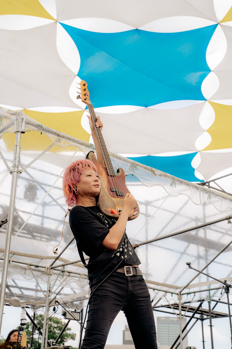murofes's tweet photo. 【 #ムロフェス2026レポ 】

“HIGHLIGHT”で絶景を印象づけ、ローが効いた“FACTION”でロックバンドとしての正義を体現したのはIvy to Fraudulent Game。海ステージの番人のごとく“she see sea”を奏で、同郷のKAKASHIの無念を昇華させた“Memento Mori”は涙なくして観られなかった。

pic @shespool
#murofes
