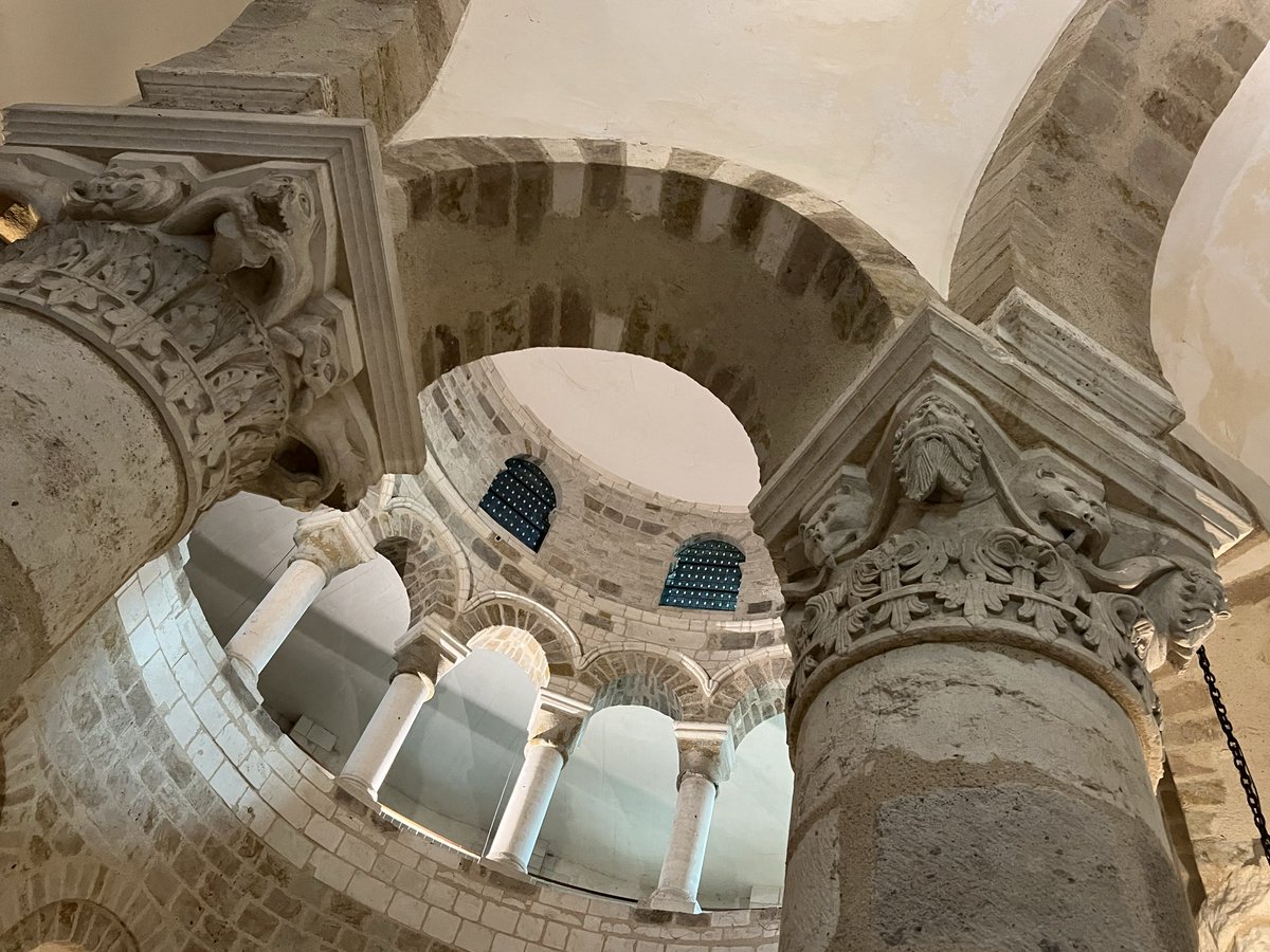 fpradovlr's tweet photo. Neuvy-Saint-Sépulchre and fragments of the Souvigny cloture de choeur ✨✨✨ https://t.co/A4v1vN0u7r