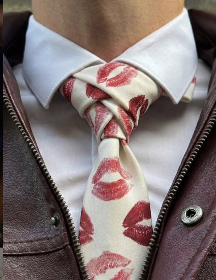 fairiehaze's tweet photo. kissed tie https://t.co/fMxRv9NLea