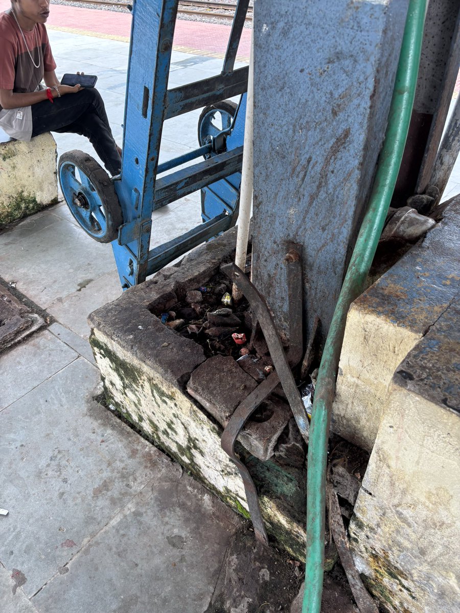 Railerrors's tweet photo. At NH PF 2/3 RHA end directly Near of EMU STOP BOARD, there is too much bad conditions, just gutka and smells really bad, 
@drmsdah @EasternRailway @RailMinIndia @RailwaySeva https://t.co/ob14uTYPmz
