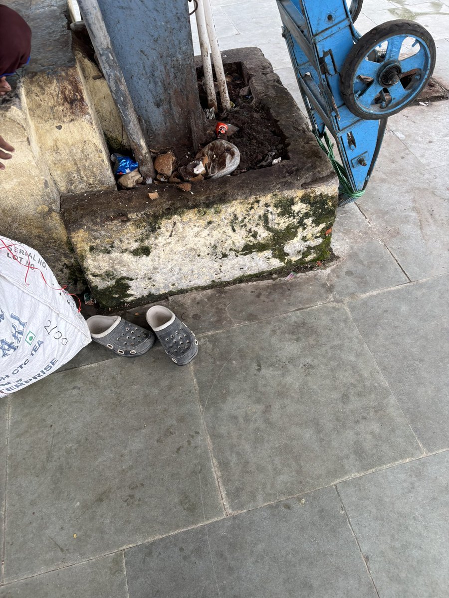 Railerrors's tweet photo. At NH PF 2/3 RHA end directly Near of EMU STOP BOARD, there is too much bad conditions, just gutka and smells really bad, 
@drmsdah @EasternRailway @RailMinIndia @RailwaySeva https://t.co/ob14uTYPmz