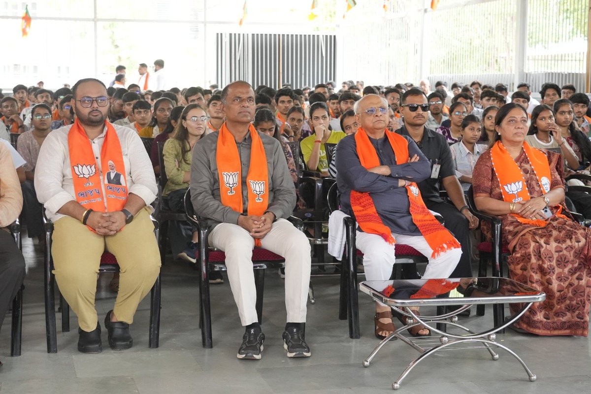 Ashishdavebjp's tweet photo. આજરોજ શક્તિકેન્દ્ર, સેક્ટર-૧ ખાતે માનનીય પ્રધાનમંત્રી શ્રી @narendramodi સાહેબના પ્રેરણાદાયી 'મન કી બાત' કાર્યક્રમનું ગુજરાત રાજ્યના માનનીય મુખ્યમંત્રી શ્રી @Bhupendrapbjp સાહેબની વિશેષ ઉપસ્થિતિમાં યુવા સાથીઓ સાથે નિહાળી પ્રેરણાદાયી માર્ગદર્શન મેળવ્યું. https://t.co/IM0L7kzmov