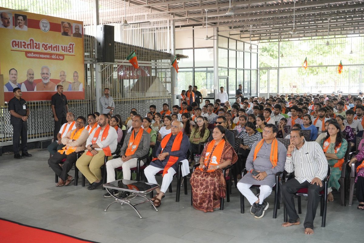 Ashishdavebjp's tweet photo. આજરોજ શક્તિકેન્દ્ર, સેક્ટર-૧ ખાતે માનનીય પ્રધાનમંત્રી શ્રી @narendramodi સાહેબના પ્રેરણાદાયી 'મન કી બાત' કાર્યક્રમનું ગુજરાત રાજ્યના માનનીય મુખ્યમંત્રી શ્રી @Bhupendrapbjp સાહેબની વિશેષ ઉપસ્થિતિમાં યુવા સાથીઓ સાથે નિહાળી પ્રેરણાદાયી માર્ગદર્શન મેળવ્યું. https://t.co/IM0L7kzmov