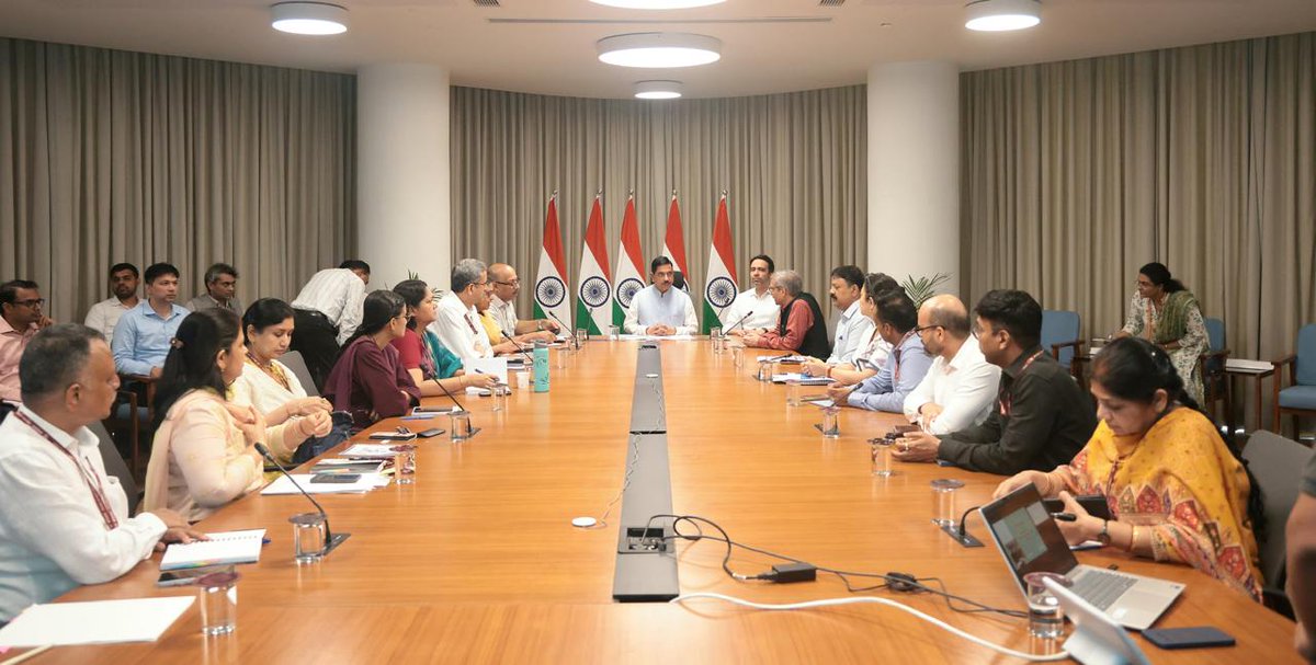 EduMinOfIndia's tweet photo. Shri @JoshiPralhad today assumed charge as the Union Minister of Education at Kartavya Bhavan, New Delhi.

He chaired a review meeting of the Ministry in which he took stock of the implementation of various Schemes and other initiatives.

Union Minister of State of Education Shri @jayantrld also attended.

Secretaries of both the Departments of the Ministry of Education and other senior officials were present.