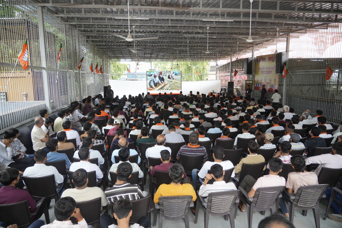 Ashishdavebjp's tweet photo. આજરોજ શક્તિકેન્દ્ર, સેક્ટર-૧ ખાતે માનનીય પ્રધાનમંત્રી શ્રી @narendramodi સાહેબના પ્રેરણાદાયી 'મન કી બાત' કાર્યક્રમનું ગુજરાત રાજ્યના માનનીય મુખ્યમંત્રી શ્રી @Bhupendrapbjp સાહેબની વિશેષ ઉપસ્થિતિમાં યુવા સાથીઓ સાથે નિહાળી પ્રેરણાદાયી માર્ગદર્શન મેળવ્યું. https://t.co/IM0L7kzmov