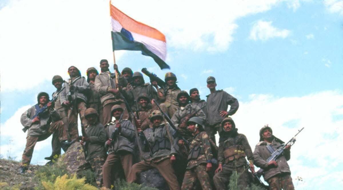 rishikant1994's tweet photo. शौर्य की गाथा लिखने हेतु अपने लहू को स्याही कर देने वाले देश के वीर जाँबाज़ों को आकाश भर प्रणाम।🙏 
आप हैं, तो हम हैं 🇮🇳
अदम्य साहस और पराक्रम के 27 साल!! #KargilVijayDiwas
#JaiHind https://t.co/b9uuMf4p5w
