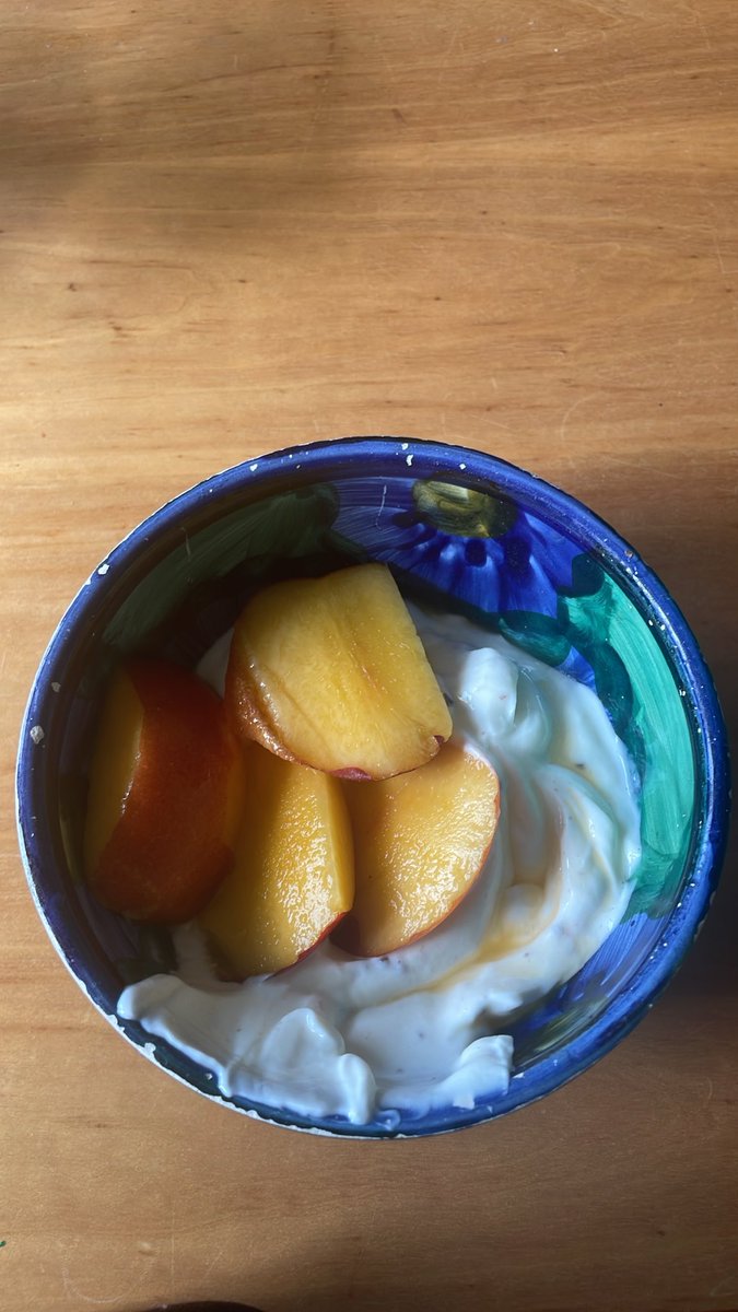 ceyspo's tweet photo. Not very visually appealing but was so good, kvarg with nectarines https://t.co/odLgbqkZ7X