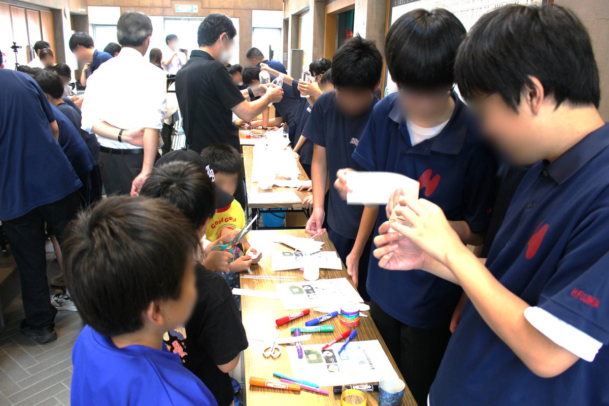 T_Aikitu_sci's tweet photo. 7月25日・26日のイベントが終了いたしました！
ご来館いただきありがとうございました☺️
福中科学部、福高理科研究部の生徒さんによる「サイエンスショー＆自由研究にも使える実験工作遊び」では
生徒さんによる空気砲やつかめる水、手づくり顕微鏡などたくさんの実験工作で盛り上がりました🥳 https://t.co/JzAFq7cXCj