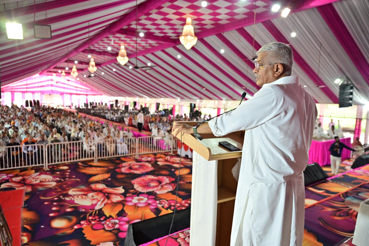 gssjodhpur's tweet photo. संतों का सान्निध्य जीवन को दिशा देता है और सत्संग आत्मा को जागृत कर मनुष्य को सकारात्मक ऊर्जा से भर देता है।

आज जोधपुर में माननीय राज्यपाल श्री हरिभाऊ किशनराव बागड़े जी के साथ लोक कल्याणकारी 52 दिवसीय चातुर्मास आध्यात्मिक महोत्सव ‘जीने की कला’ प्रवचनमाला में सहभागी होने का अवसर प्राप्त हुआ।

इस अवसर पर राष्ट्र संत परम पूज्य श्री ललितप्रभ सागर जी एवं श्री चंद्रप्रभ सागर जी के पावन आशीर्वाद का सौभाग्य भी मिला। जोधपुर शहर विधायक श्री अतुल भंसाली की भी गरिमामयी उपस्थिति रही।
