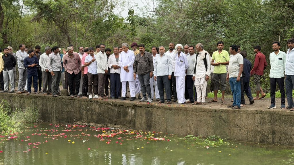 kunvarjibavalia's tweet photo. 💧જળથી સમૃદ્ધિનું વહન !!

જસદણ તાલુકાના ગોડલાધાર ગામે સૌની યોજનાના નીરના વધામણાં પ્રસંગે ગ્રામજનો સાથે ઉપસ્થિત રહી આ ઐતિહાસિક ક્ષણના સાક્ષી બનવાનો અવસર મળ્યો.

માનનીય વડાપ્રધાન શ્રી @narendramodi જીના દ્રષ્ટિવંત નેતૃત્વ અને માનનીય મુખ્યમંત્રી શ્રી @Bhupendrapbjp જીના માર્ગદર્શન હેઠળ રાજ્ય સરકાર છેવાડાના વિસ્તારો સુધી સિંચાઈ અને પીવાના પાણીની સુવિધા પહોંચાડવા સતત પ્રતિબદ્ધ છે.