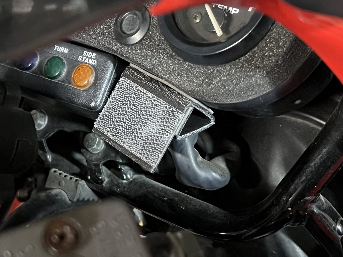 xazexo's tweet photo. 暑すぎてNSR125Rプチいじり いつもの温度計とLEDポジ交換
#NSR #NSR125 https://t.co/b29zM0FGyx