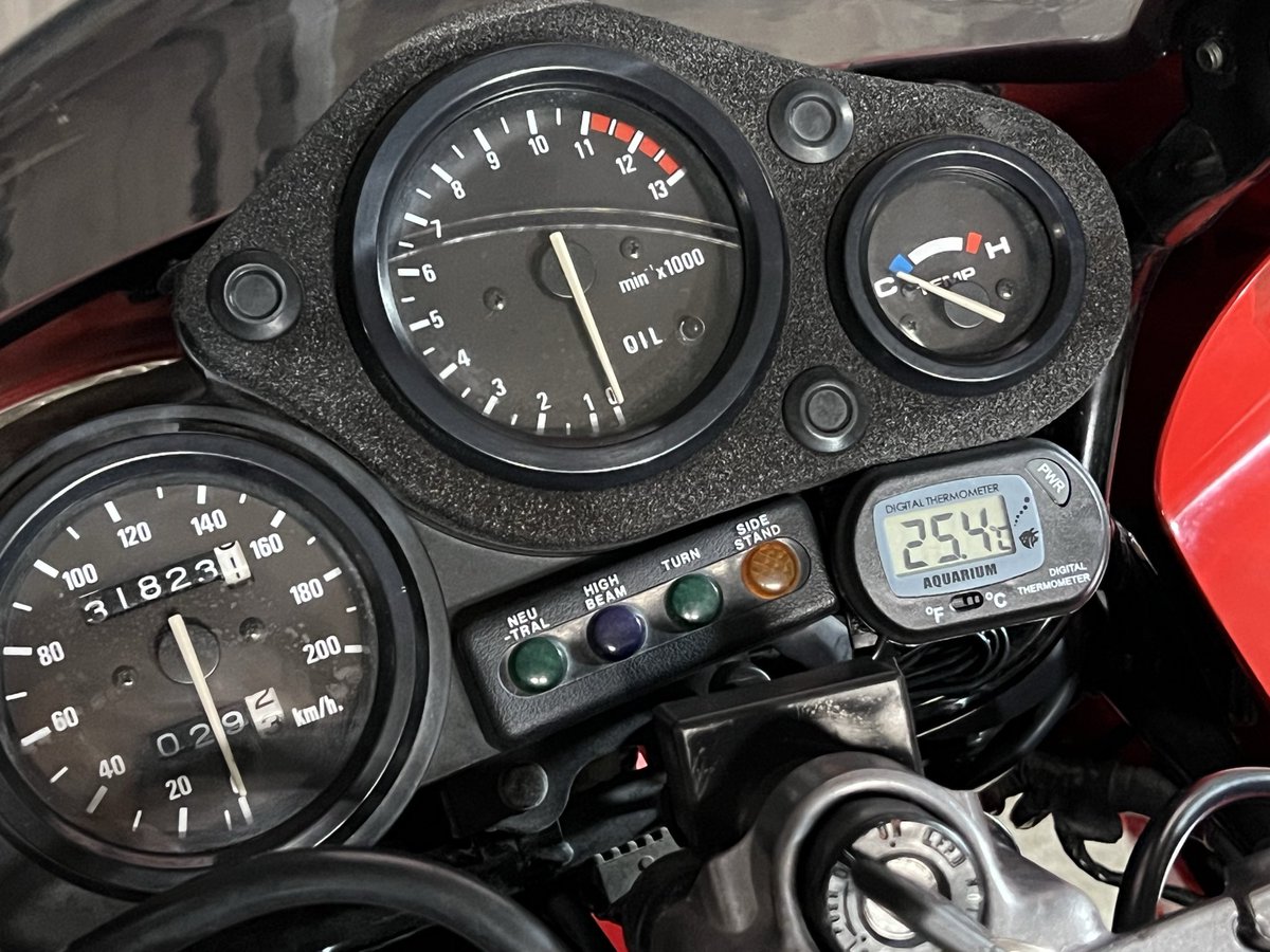 xazexo's tweet photo. 暑すぎてNSR125Rプチいじり いつもの温度計とLEDポジ交換
#NSR #NSR125 https://t.co/b29zM0FGyx