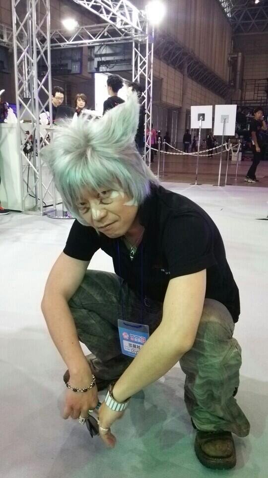 DAM_Azi's tweet photo. ここで吉田PDコスプレの歴史、一番最初の、舞台上で化粧させられウィッグも作ったヨシッテを見てみましょう。 https://t.co/3mpoALQ21n