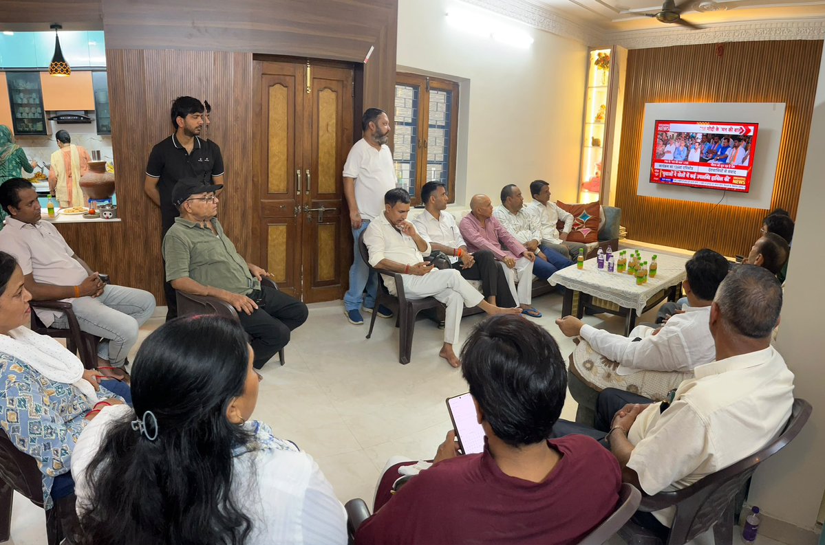 YatendraMedia's tweet photo. आज आदरणीय प्रधानमंत्री जी के लोकप्रिय कार्यक्रम “मन की बात” को मंडल उपाध्यक्ष श्री अरविंद नागर जी के आवास पर सम्मानित कार्यकर्ताओं के साथ को सामूहिक रूप से सुनने का अवसर प्राप्त हुआ।

कार्यक्रम के माध्यम से राष्ट्र निर्माण, जनभागीदारी, सेवा, नवाचार एवं आत्मनिर्भर भारत के प्रेरणादायी विचारों से सभी कार्यकर्ता प्रेरित हुए। ऐसे कार्यक्रम हम सभी को समाज और राष्ट्र के प्रति अपने दायित्वों का निर्वहन करने के लिए नई ऊर्जा एवं उत्साह प्रदान करते हैं।

#MannKiBaat #मन_की_बात #BJP #कार्यकर्ता #राष्ट्रनिर्माण #जनभागीदारी @PMOIndia @narendramodi