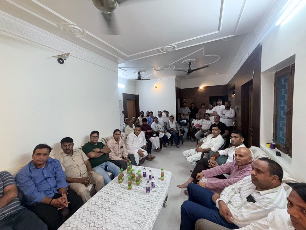 YatendraMedia's tweet photo. आज आदरणीय प्रधानमंत्री जी के लोकप्रिय कार्यक्रम “मन की बात” को मंडल उपाध्यक्ष श्री अरविंद नागर जी के आवास पर सम्मानित कार्यकर्ताओं के साथ को सामूहिक रूप से सुनने का अवसर प्राप्त हुआ।

कार्यक्रम के माध्यम से राष्ट्र निर्माण, जनभागीदारी, सेवा, नवाचार एवं आत्मनिर्भर भारत के प्रेरणादायी विचारों से सभी कार्यकर्ता प्रेरित हुए। ऐसे कार्यक्रम हम सभी को समाज और राष्ट्र के प्रति अपने दायित्वों का निर्वहन करने के लिए नई ऊर्जा एवं उत्साह प्रदान करते हैं।

#MannKiBaat #मन_की_बात #BJP #कार्यकर्ता #राष्ट्रनिर्माण #जनभागीदारी @PMOIndia @narendramodi