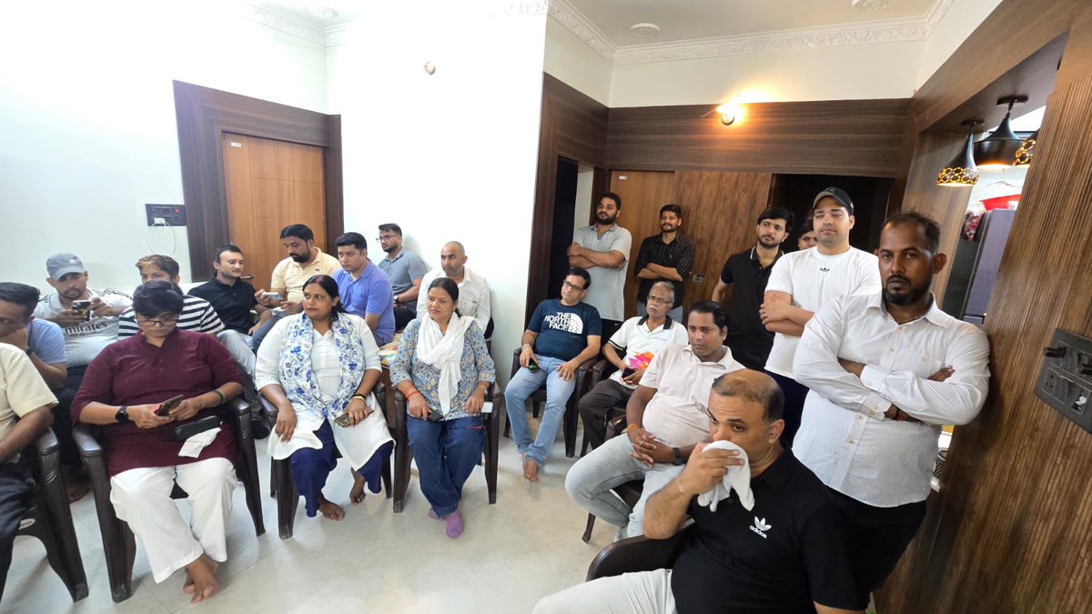 YatendraMedia's tweet photo. आज आदरणीय प्रधानमंत्री जी के लोकप्रिय कार्यक्रम “मन की बात” को मंडल उपाध्यक्ष श्री अरविंद नागर जी के आवास पर सम्मानित कार्यकर्ताओं के साथ को सामूहिक रूप से सुनने का अवसर प्राप्त हुआ।

कार्यक्रम के माध्यम से राष्ट्र निर्माण, जनभागीदारी, सेवा, नवाचार एवं आत्मनिर्भर भारत के प्रेरणादायी विचारों से सभी कार्यकर्ता प्रेरित हुए। ऐसे कार्यक्रम हम सभी को समाज और राष्ट्र के प्रति अपने दायित्वों का निर्वहन करने के लिए नई ऊर्जा एवं उत्साह प्रदान करते हैं।

#MannKiBaat #मन_की_बात #BJP #कार्यकर्ता #राष्ट्रनिर्माण #जनभागीदारी @PMOIndia @narendramodi