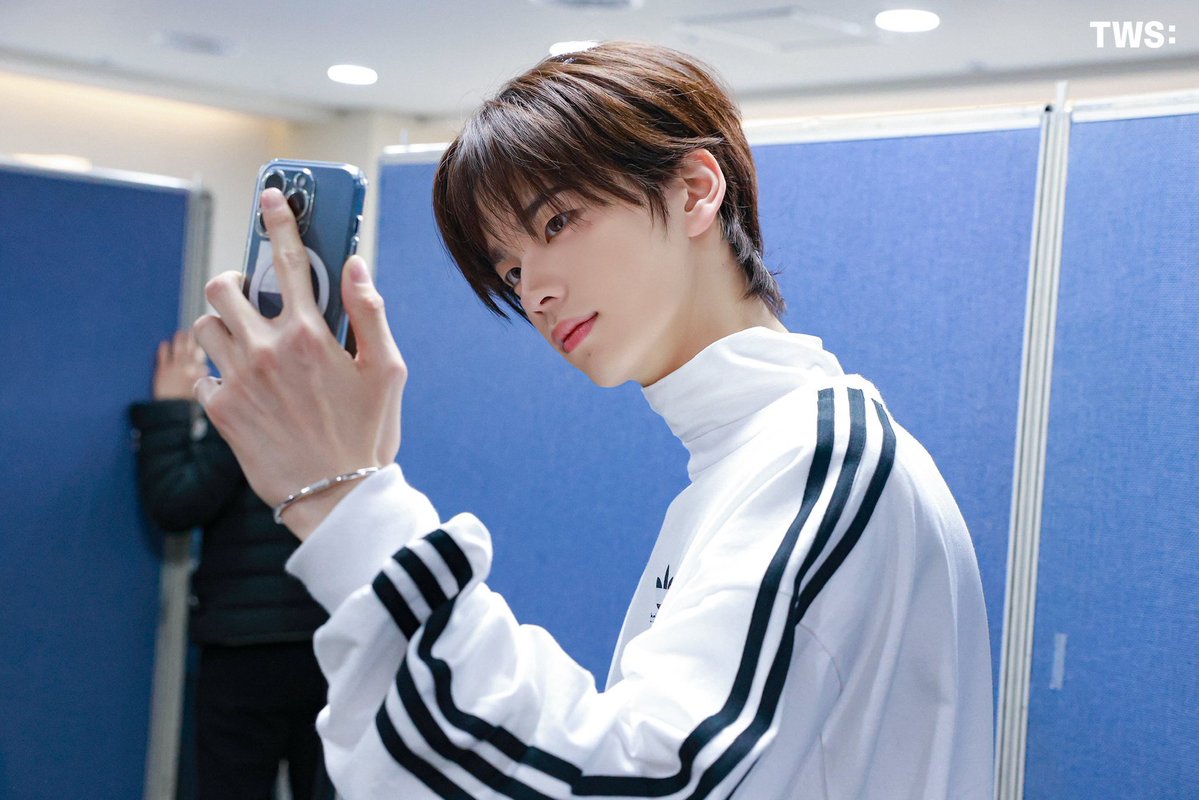 teex4pm's tweet photo. 왜 아디다스 모델이 아니지 ? https://t.co/ljibBOkQpZ