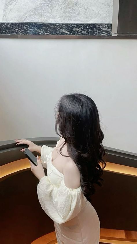 davidesteban82's tweet photo. Cascading waves, an ethereal off-shoulder dress, and a moody selfietonight's look is all about effortless elegance
ivJm https://t.co/vxonpWa41D
