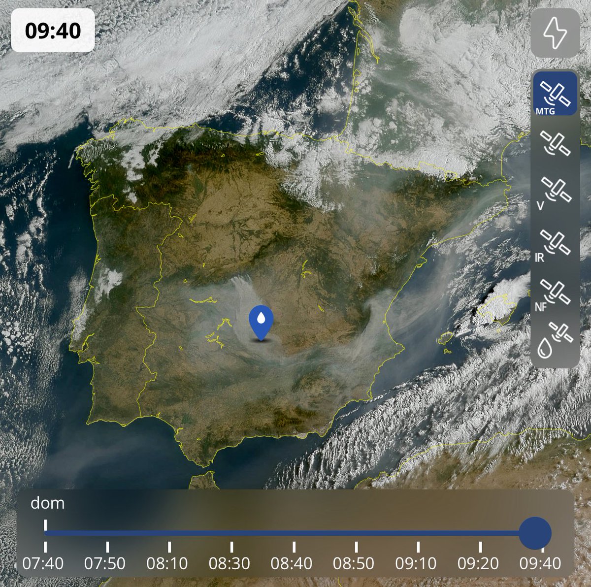meteocr's tweet photo. El humo de los devastadores incendios de Ávila y Madrid alcanza de pleno Ciudad Real debido a la componente norte del viento. Esta componente seguirá hasta la noche, así que el humo nos acompañará todo el día. Por la noche rolará al E y es posible que se desplace a Extremadura https://t.co/uoNjWVGk9r