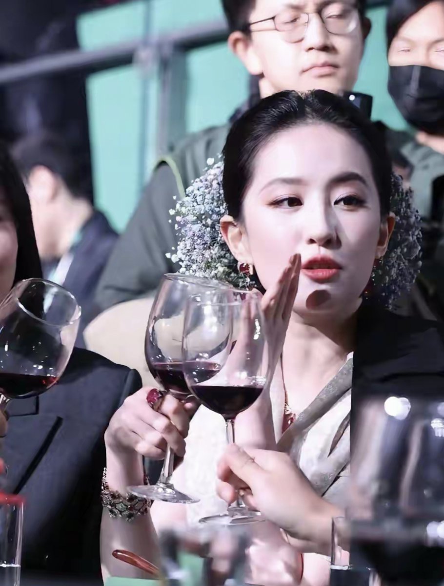 EmelinaSheap's tweet photo. 翻到十年前的老友合照，今晚约好撸串碰杯！熟悉的味道聊不完的旧，还是当年的感觉， https://t.co/QkoQv471pc