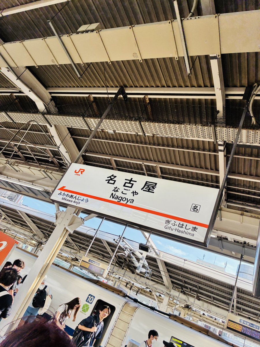 fuusen1108's tweet photo. 2日間本当に楽しかった！
ライブはとにかく声出しまくって、ポン酢さんがにっこにこでドラム叩いてるのほんとに可愛いしかっこいいし、2部では推しのジャンケンで勝ち抜き初めて貰えたし、
ファンミもハイタッチに客降りにみなさんを間近で見れて痛バも見せれてとにかく最高でした！
 #あもんぴーず https://t.co/EiQmxjtLJh