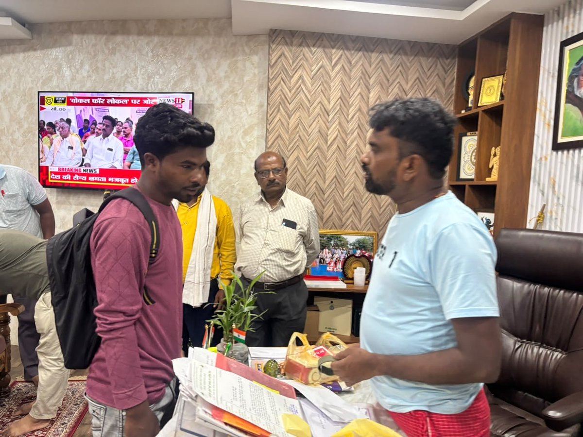 SanjibSardar46's tweet photo. हर दिन की भाँति आज भी तुरामडीह स्थित कार्यालय में आयोजित 'जनता दरबार' के दौरान क्षेत्र के विभिन्न गांवों एवं पंचायतों से आए सम्मानित देवतुल्य जनता एवं सम्मानित कार्यकर्ताओं से आत्मीय मुलाकात की।

​जनता-जनार्दन ने क्षेत्र की जन-समस्याओं से अवगत कराया। मौके पर ही उपस्थित संबंधित पदाधिकारियों को दूरभाष एवं पत्राचार के माध्यम से त्वरित एवं प्राथमिकता के आधार पर समस्याओं के निष्पादन हेतु आवश्यक दिशा-निर्देश दिए गए।

@HemantSorenJMM @JMMKalpanaSoren @JmmJharkhand