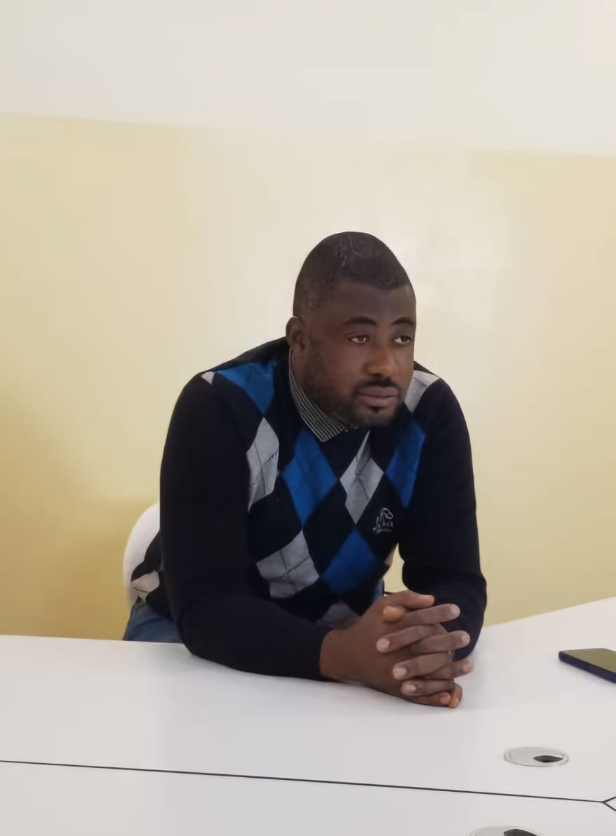 KatangaCynthia's tweet photo. 1 cas. 1 jour.
Aujourd’hui, nous parlons de Stéphane Shisso Katanga, cameraman travaillant régulièrement avec l’équipe de communication de Moïse Katumbi.
Fin 2025, sa disparition avait suscité une vive inquiétude. Aujourd’hui, il est détenu à la prison militaire de Ndolo, à Kinshasa.
Au-delà des opinions politiques, chaque citoyen a droit au respect de ses droits fondamentaux, à une procédure régulière et à un procès équitable dans un délai raisonnable. Une pensée pour lui et pour tous ceux qui sont privés de liberté dans des conditions qui suscitent des interrogations.