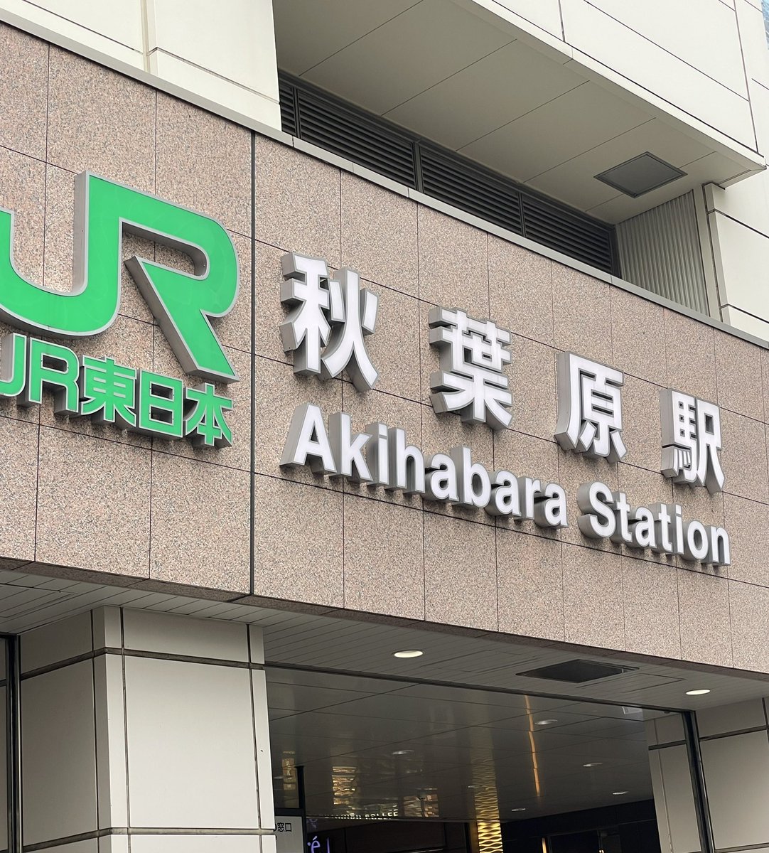 teaTomo's tweet photo. まわりのvrchatterがVketRealで交流をしているのを尻目に俺は壁を登ってたってわけ https://t.co/jGZudpYvhS