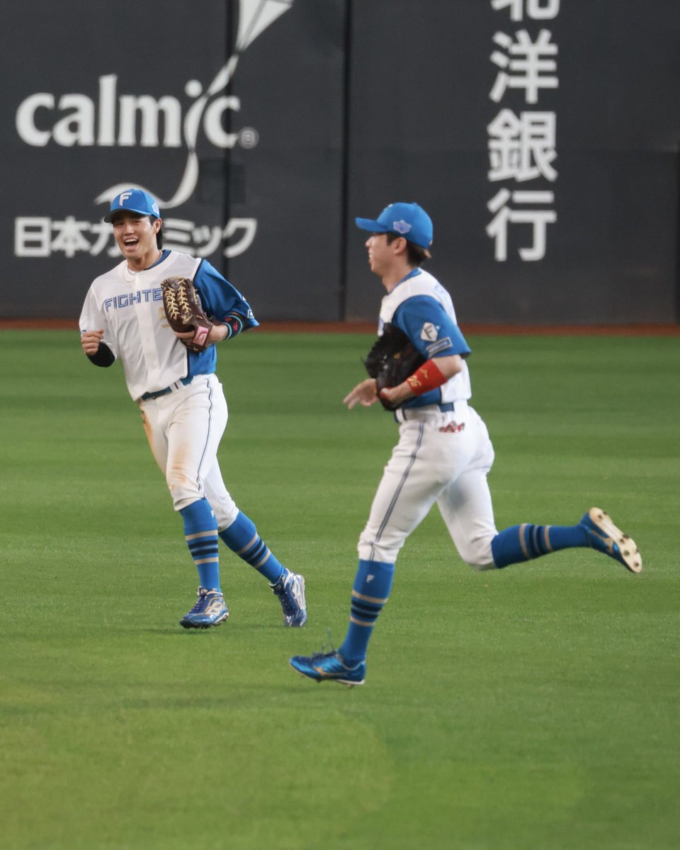 _rona__'s tweet photo. 2026.07.26 エスコン

はむほーの瞬間ニコニコでイソさんに駆け寄る細川くんかわいぃぃぃ😆

#細川凌平 選手 #五十幡亮汰 選手 https://t.co/ad7haawIWL