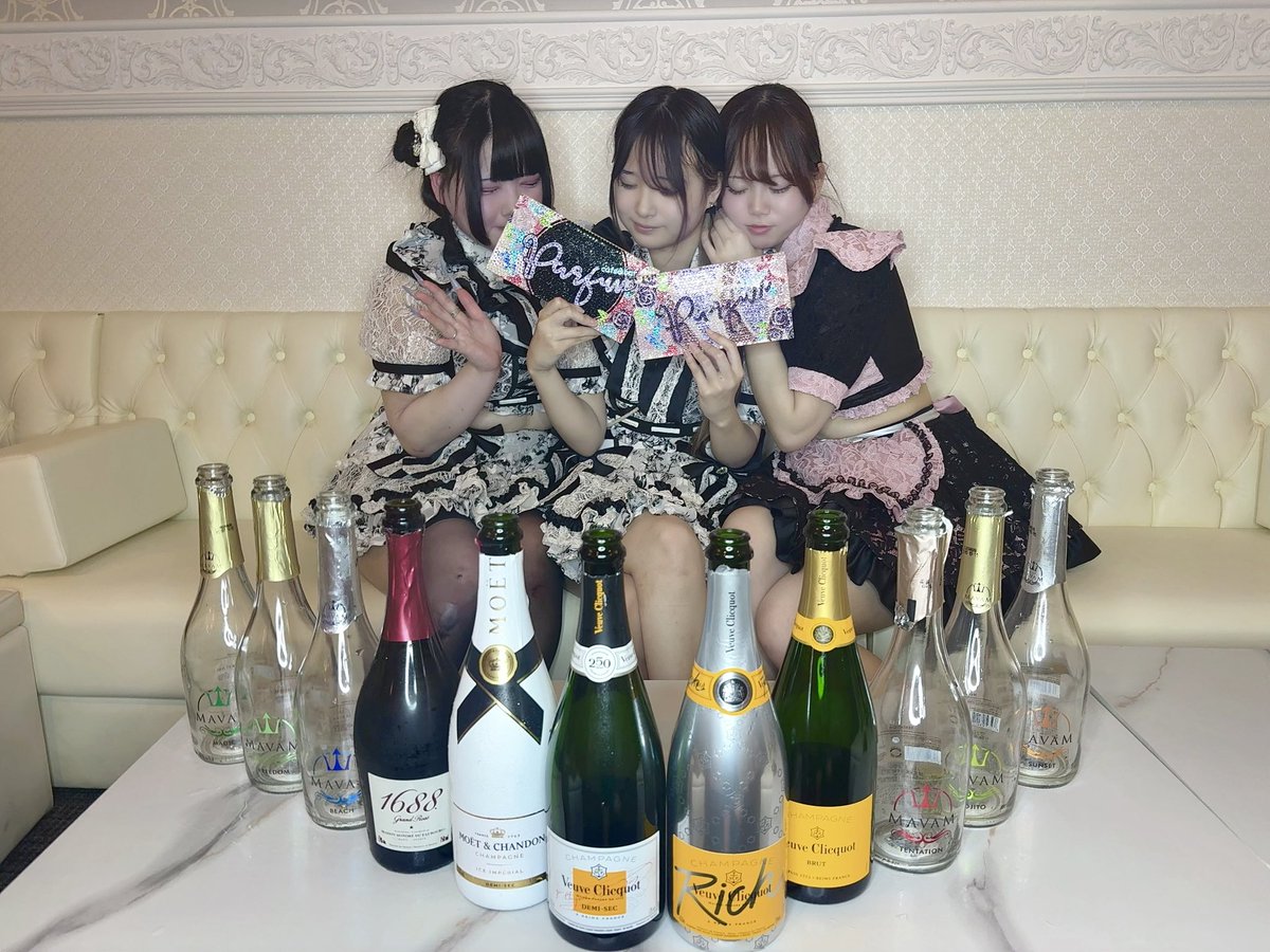 parfun_tokyo's tweet photo. 新宿・歌舞伎町に今年3月NewOPENしたばかり✨

 香りの妖精『パルファン』募集中です🎶

 ❀可愛いものが大好きな方🤍
 ❀お話するのが大好きな方💬
 ❀自分らしく働きたい方🍾

必ず楽しく働けます♪

*॰ॱ୨୧┈┈┈┈┈┈┈┈┈┈┈୨୧*॰

求人応募や質問はこちらから💐
https://t.co/V6yxk1WRy7 https://t.co/tggVz0xxo0