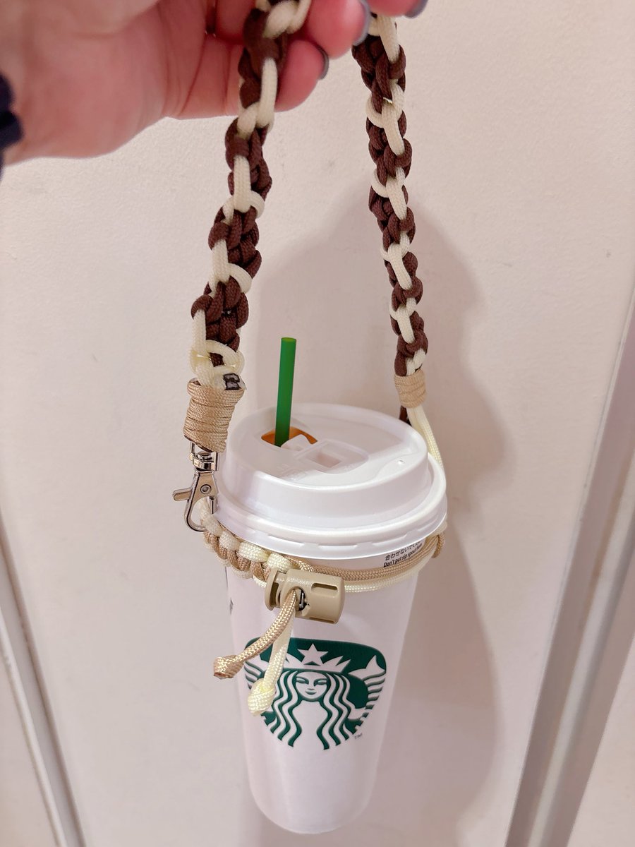 hozuu_'s tweet photo. 手作りカップホルダー☕️

 #パラコード 
 #ハンドメイド https://t.co/7NgY4e5kln