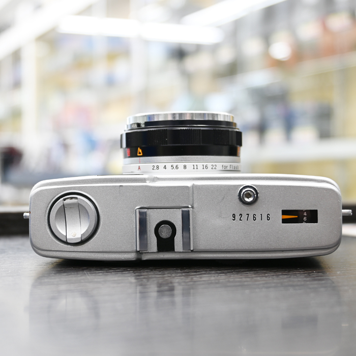 champcamera's tweet photo. 中古　OLYMPUS TRIP35　15,000円　by #たまプラーザ 店

1968年発売の #フィルムコンパクトカメラ です！ピント合わせは目測でアイコン表示の対角線上にｍ/ft表示もありわかりやすいです！露出はセレンによる自動露出で適正外の場合『赤ベロ』がでてシャッターが切れないようになっています！こちらの個体は外観に傷が多いのですがその分お求め安くなっています！

#TRIP35 #田園都市線 #たまプラ

https://t.co/v0gomeoVN5
