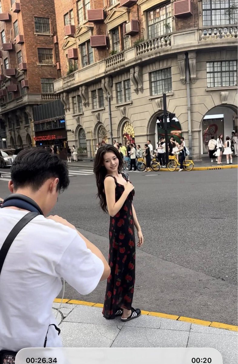 picbaemon's tweet photo. A fan recently ran into BABYMONSTER’s Rora on the streets of Shanghai, near the iconic Wukang Road area and politely asked if they could take a picture. She kindly said yes and posed for them.💙 https://t.co/w4qr015CuD