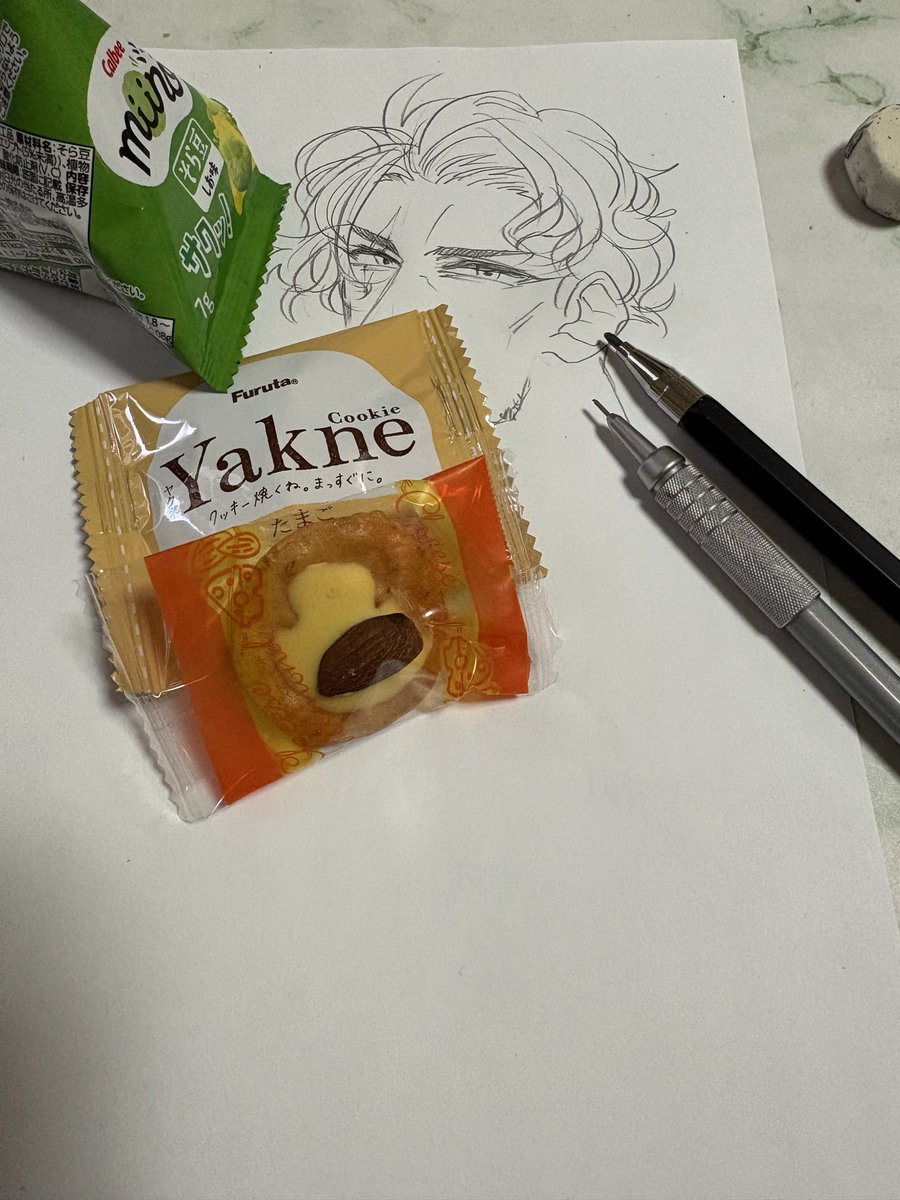 kinsisi's tweet photo. 暇になったので飲み落書きする！
前のイベントで頂いたお菓子食べつつ天使な零おじを描くぞ〜✨ https://t.co/qhIiu6mCvA