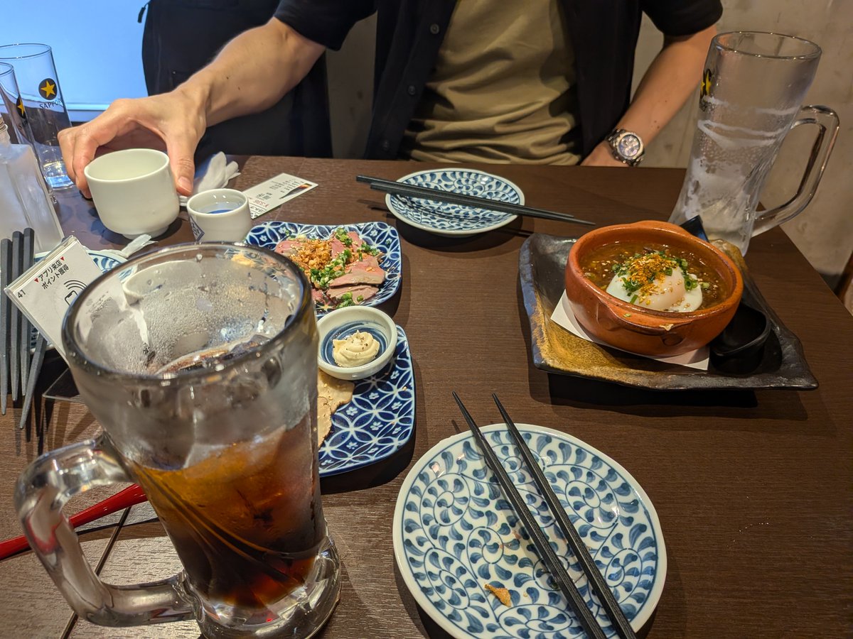 pochiteacher's tweet photo. 暇だと呟いたら、昼飲みに誘ってくれました。
＃神保町
＃日本酒原価酒蔵 https://t.co/3cfSgLhNQe