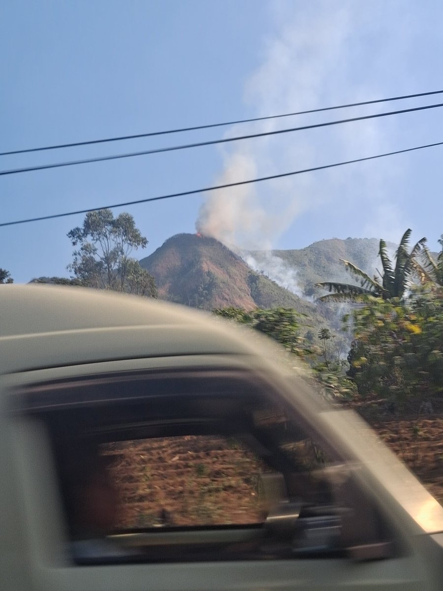 ami_aminah's tweet photo. Mau ke Garut terus liat asap di gunung. Kayanya kebakaran deh soalnya keliatan apinya. Mudah2an ga membesar.

*maaf ga dapet foto proper https://t.co/S8n10fOPs5