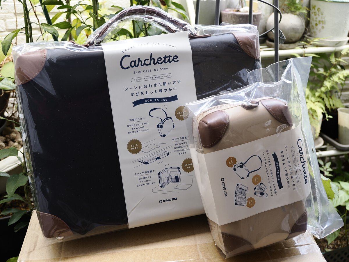 usawhiterabbit's tweet photo. キングジムでこの前優待券を使って半額で手に入れたものだが、『カルシェット』というカバン、ノートパソコンの持ち運びに使えて、三級魔法使いが持ってそうなイメージでとてもかわいい！！
…けど、既に生産終了で、小さいサイズのものしか残りなくなってる！！
https://t.co/5moQPIysqD
#KingJim https://t.co/8VilJ5Epdg