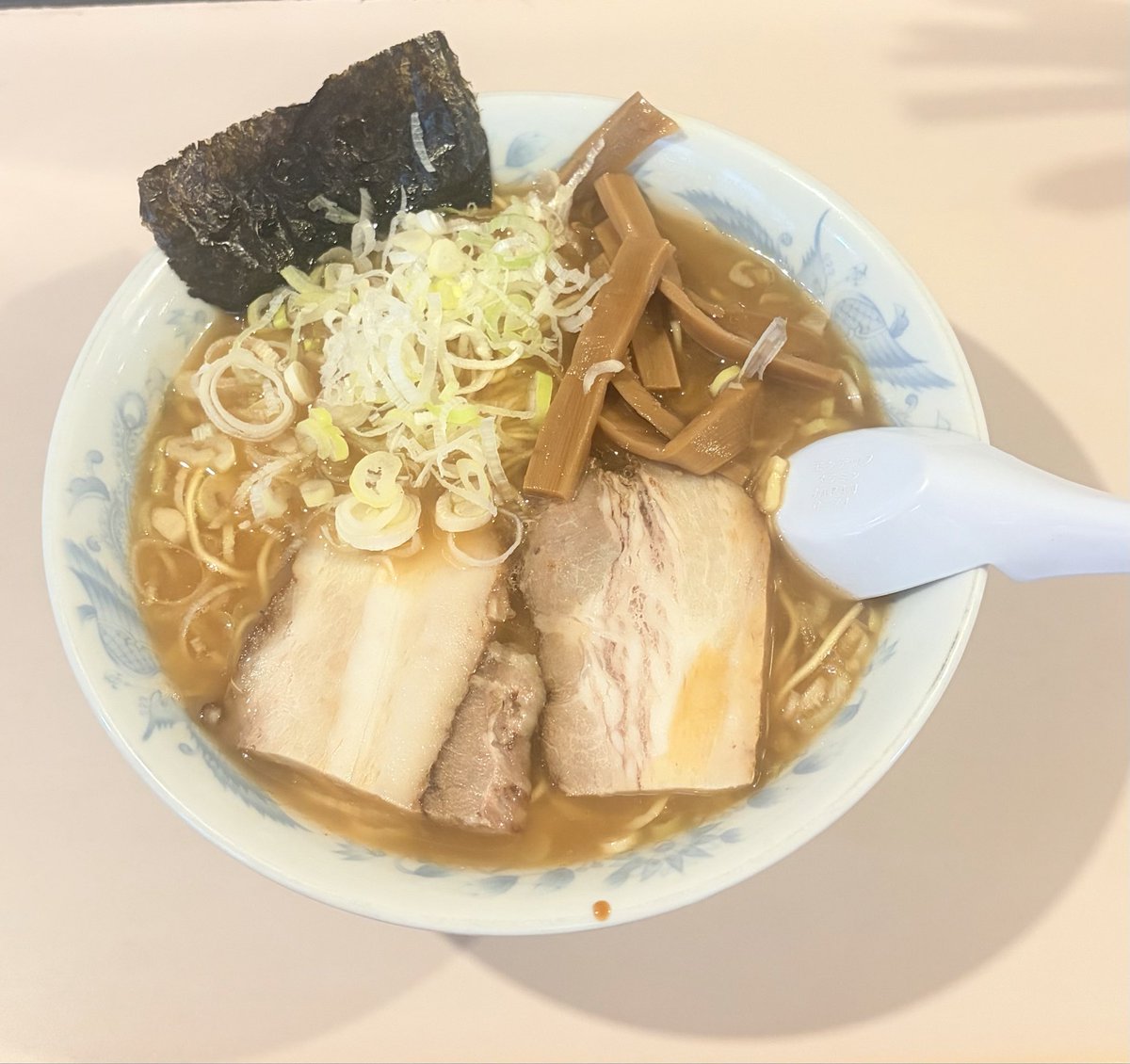 teppei_11081's tweet photo. 暑いけどラーメン🍜
豚骨が好きだけど昔ながらの中華そばみたいなのもたまに食べたくなるよね− https://t.co/hnmaDuBThy