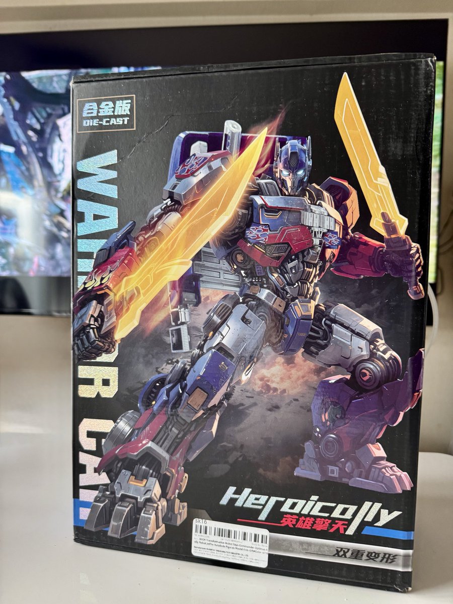 Shinngchang's tweet photo. トランスフォーマー ・オプティマス・プライムのドデカいフィギュアが欲しくなって、久々にアリエクさんで中華フィギュアを購入。かなりデカい！苦笑 まだビークルモードにしてないので、どんな風になるのか楽しみ😊 取り敢えずバンブルビーと並べて撮影。
#TRANSFORMERS https://t.co/za9UersoEx