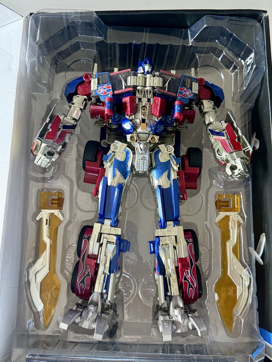 Shinngchang's tweet photo. トランスフォーマー ・オプティマス・プライムのドデカいフィギュアが欲しくなって、久々にアリエクさんで中華フィギュアを購入。かなりデカい！苦笑 まだビークルモードにしてないので、どんな風になるのか楽しみ😊 取り敢えずバンブルビーと並べて撮影。
#TRANSFORMERS https://t.co/za9UersoEx