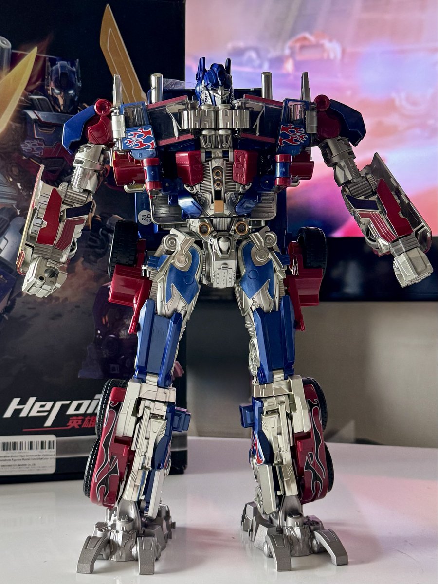 Shinngchang's tweet photo. トランスフォーマー ・オプティマス・プライムのドデカいフィギュアが欲しくなって、久々にアリエクさんで中華フィギュアを購入。かなりデカい！苦笑 まだビークルモードにしてないので、どんな風になるのか楽しみ😊 取り敢えずバンブルビーと並べて撮影。
#TRANSFORMERS https://t.co/za9UersoEx