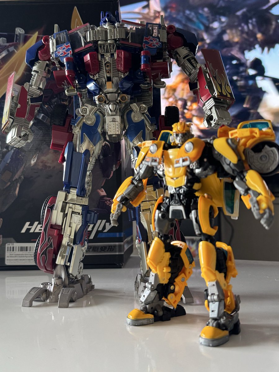 Shinngchang's tweet photo. トランスフォーマー ・オプティマス・プライムのドデカいフィギュアが欲しくなって、久々にアリエクさんで中華フィギュアを購入。かなりデカい！苦笑 まだビークルモードにしてないので、どんな風になるのか楽しみ😊 取り敢えずバンブルビーと並べて撮影。
#TRANSFORMERS https://t.co/za9UersoEx