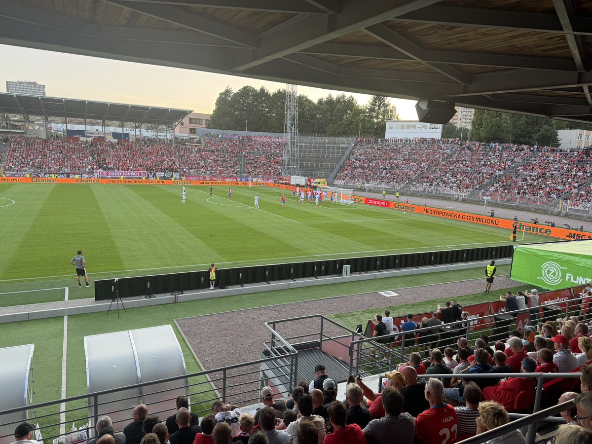 honzamynar's tweet photo. Takhle vypadalo Brno při návratu do ligy. A vyhráli jsme 3:1, nad Spartou!

Starší, mladí, děti, ženy, muži, celé rodiny — na fotbal chodí všichni. Spojuje a vytváří emoce, které se nedají popsat, jen zažít.

Vyprodaných 10 600 míst. Reálný zájem o lístky však byl ve středních desítkách tisíc — naplnili bychom i třicetitisícový stadion. A nejen z Brna, ale z celého Jihomoravského kraje nebo Vysočiny, kde běžně mluvíme o více než milionovém dosahu.

Naši fanoušci si zaslouží moderní stadion za Lužánkami. Je jen na městu Brno, jak se k tomu postaví.
