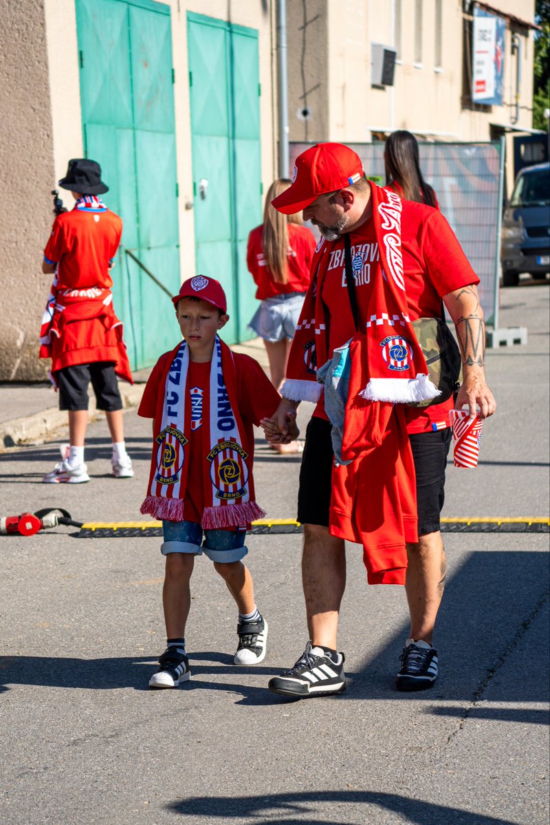 honzamynar's tweet photo. Takhle vypadalo Brno při návratu do ligy. A vyhráli jsme 3:1, nad Spartou!

Starší, mladí, děti, ženy, muži, celé rodiny — na fotbal chodí všichni. Spojuje a vytváří emoce, které se nedají popsat, jen zažít.

Vyprodaných 10 600 míst. Reálný zájem o lístky však byl ve středních desítkách tisíc — naplnili bychom i třicetitisícový stadion. A nejen z Brna, ale z celého Jihomoravského kraje nebo Vysočiny, kde běžně mluvíme o více než milionovém dosahu.

Naši fanoušci si zaslouží moderní stadion za Lužánkami. Je jen na městu Brno, jak se k tomu postaví.
