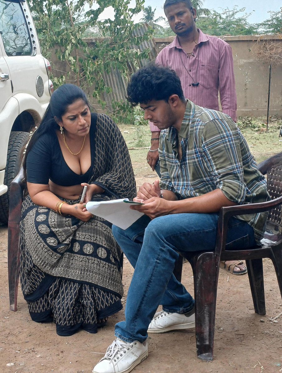 Ram57604's tweet photo. Aunty Meenal trying to Seduce the director in the sets of SIGMA https://t.co/2S4jcYSXlB